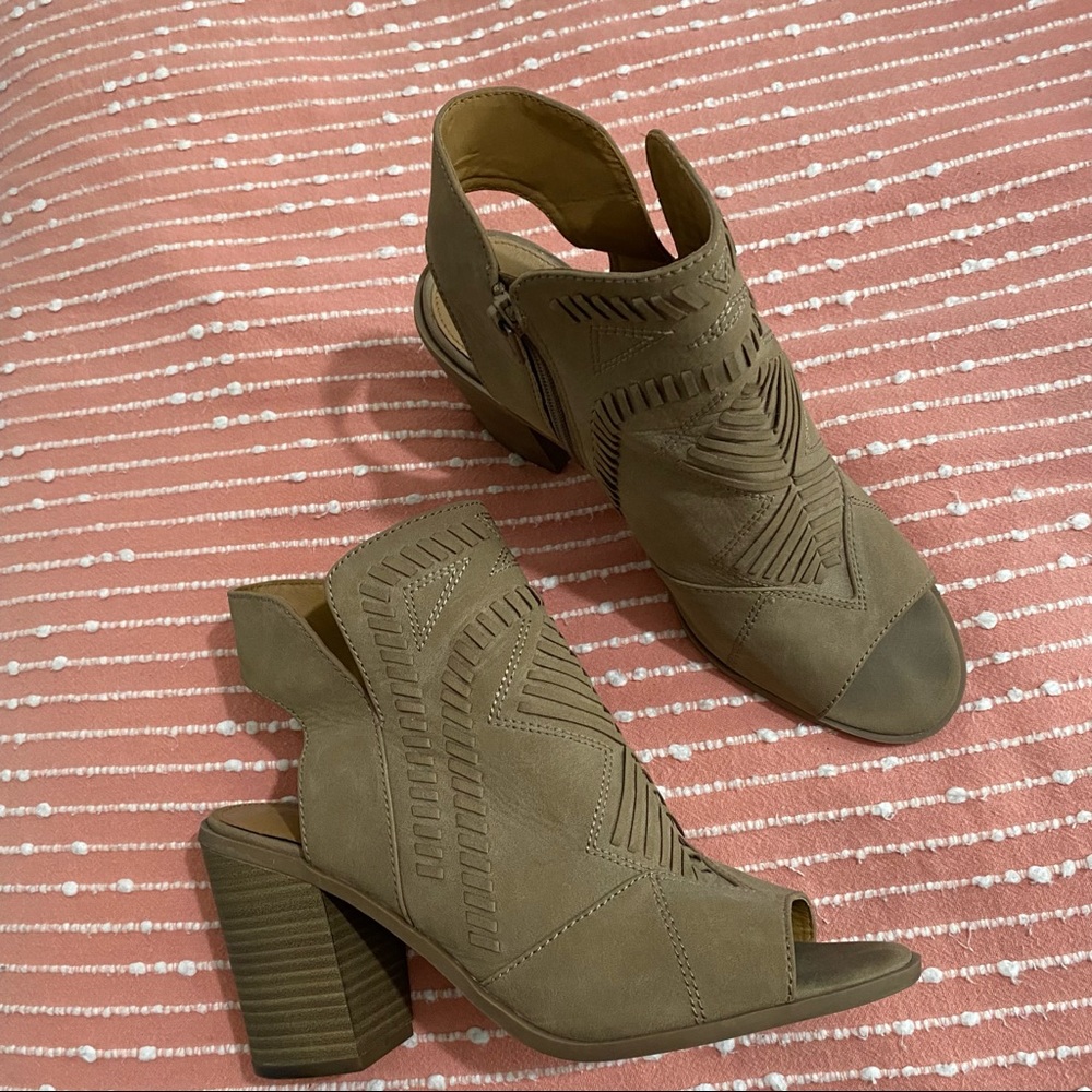 Universal Thread booties